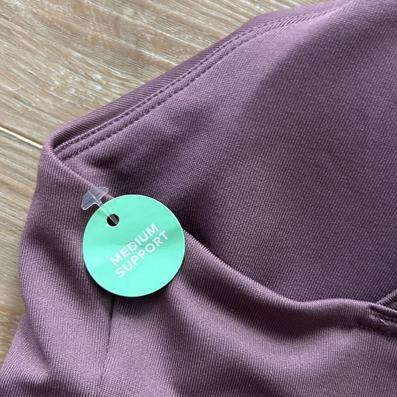 NWT Champion sports bra with crisscross back, medium Support - Picture 5 of 7